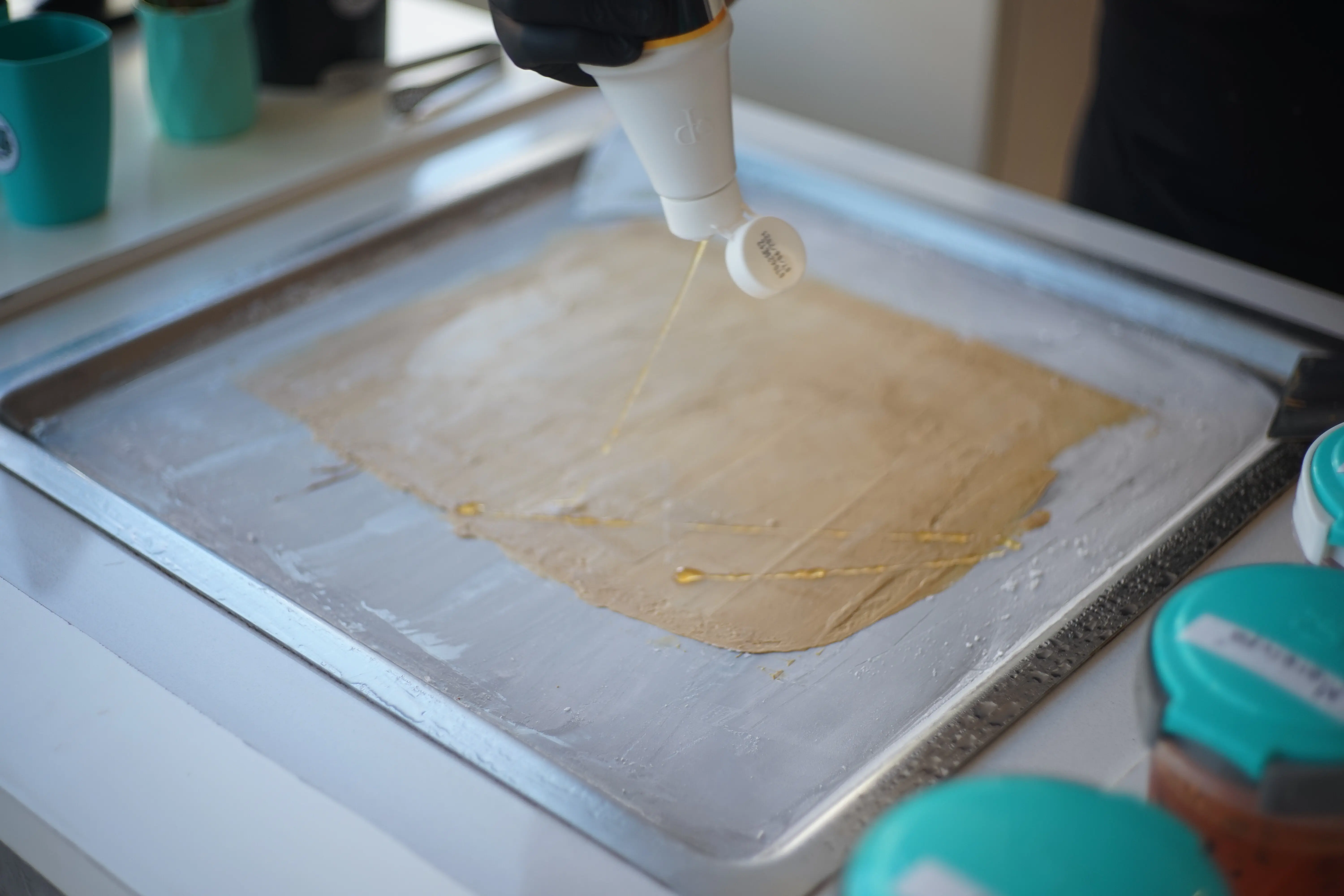 Bitte sende mir den ursprünglichen Beschreibungstext, den ich auf Deutsch umformulieren soll.