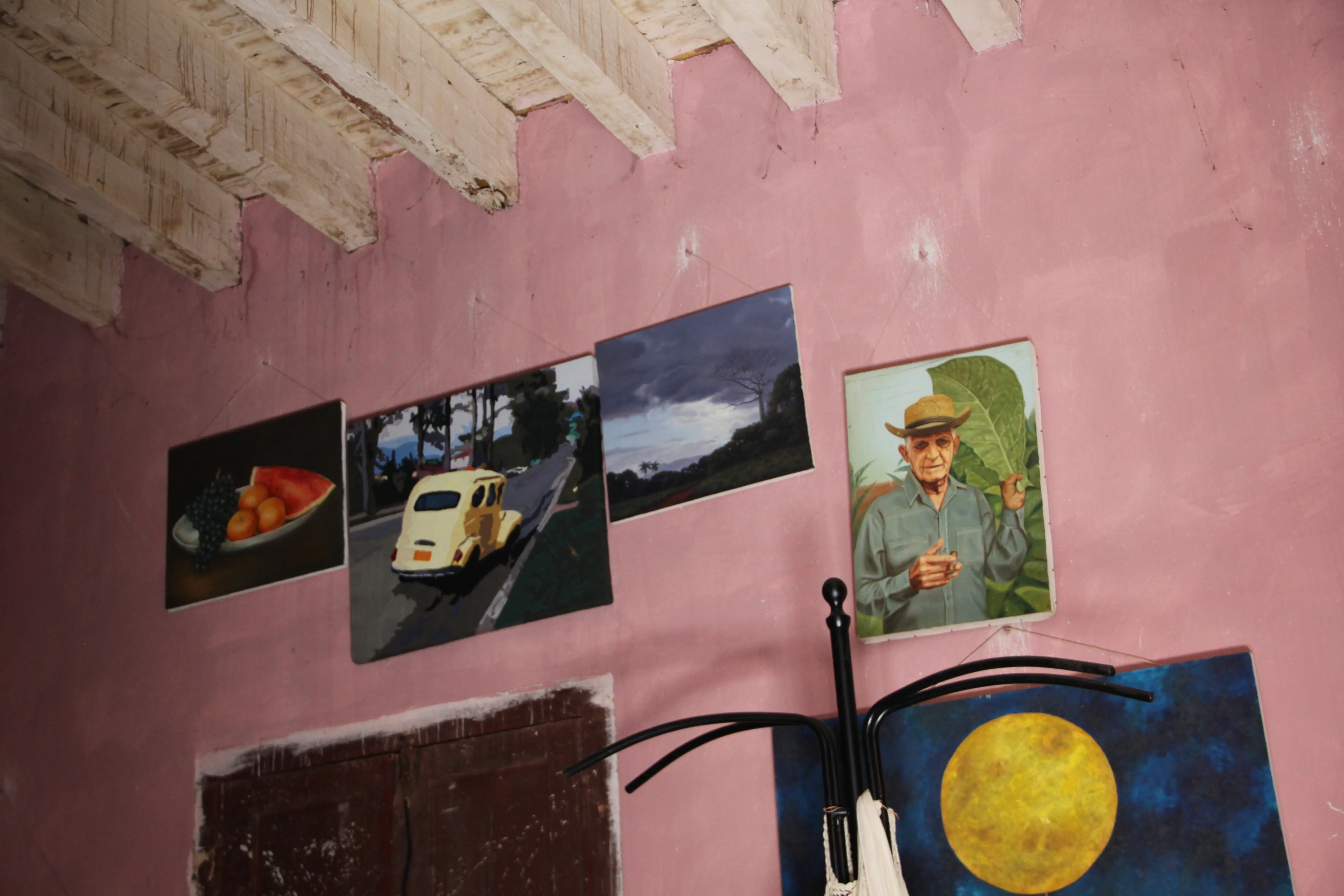 An der Wand hängende Gemälde