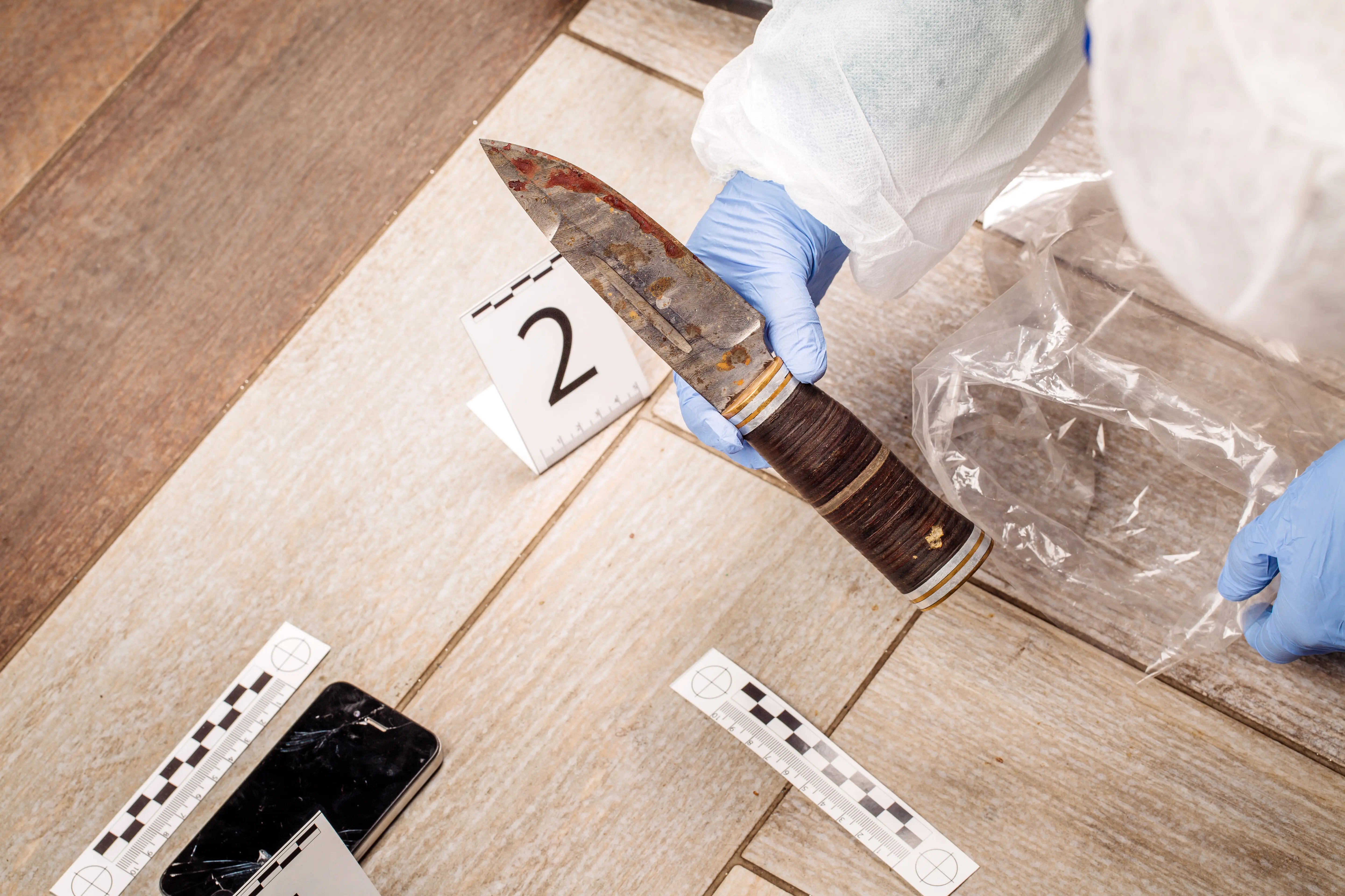 Tatortuntersuchung: Sammeln von Beweisen am Tatort.